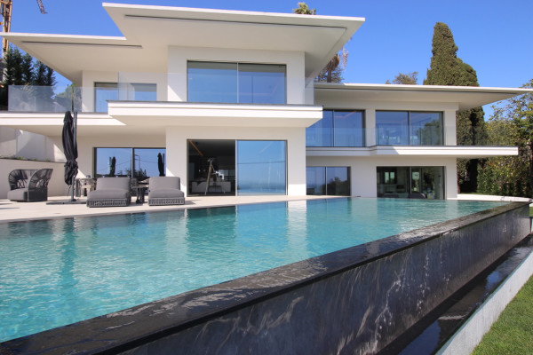villa in Cannes : Rent this brand new villa located in the residential area of Super Cannes. - Photo 1