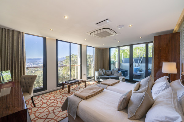 villa in Cannes : Rent Southern Europes most exclusive and stunning villa with 9 bedrooms, panoramic sea views and the height of Luxury - Photo 105