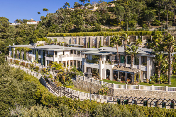 villa in Cannes : Rent Southern Europes most exclusive and stunning villa with 9 bedrooms, panoramic sea views and the height of Luxury - Photo 3