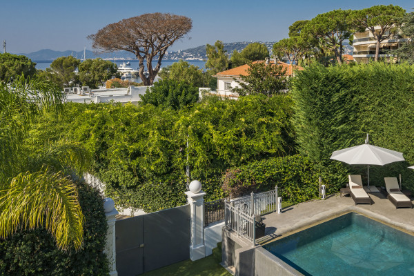 villa in Cap d'Antibes : Rent incredible stunning 5 bedroom villa in on the Cap d'Antibes with manicured gardens and swimming pool - Photo 47