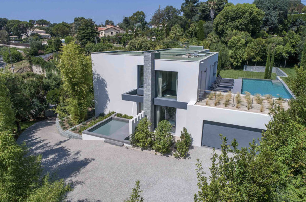 villa in Cannes : Rent this contemporary villa located in a residential area in Cannes. - Photo 2