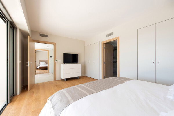 villa in Cap d'Antibes : Rent this modern villain a quiet domain in the heart of the Cap d'Antibes. - Photo 18