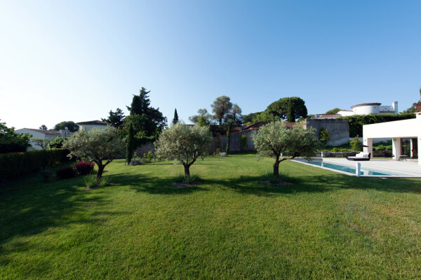 villa in Cap d'Antibes : Rent this modern villain a quiet domain in the heart of the Cap d'Antibes. - Photo 5