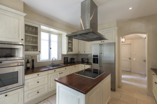 villa in St Tropez : Rent this lovely villa within walking distance to the beach of Pampelonne - Photo 6