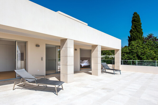 villa in Cap d'Antibes : Rent this modern villain a quiet domain in the heart of the Cap d'Antibes. - Photo 16