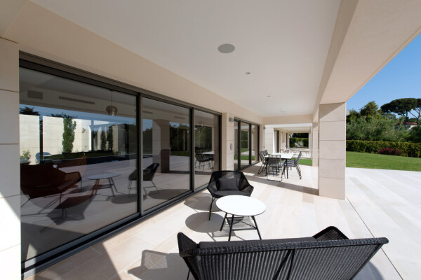villa in Cap d'Antibes : Rent this modern villain a quiet domain in the heart of the Cap d'Antibes. - Photo 8