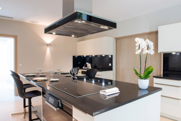 villa in Cannes : Rent this wonderful contemporary villa close to Cannes Center with 6 ensuite bedrooms. - Photo 19
