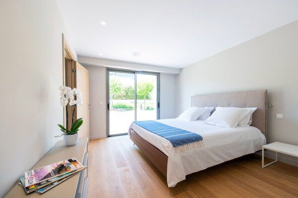 villa in Cap d'Antibes : Rent this modern villain a quiet domain in the heart of the Cap d'Antibes. - Photo 29