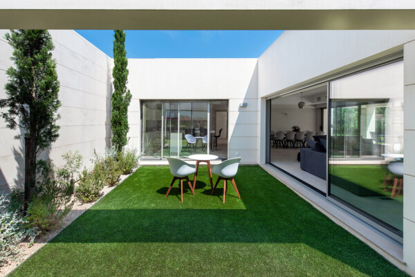 villa in Cap d'Antibes : Rent this modern villain a quiet domain in the heart of the Cap d'Antibes. - Photo 7