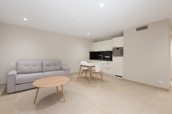 villa in Cap d'Antibes : Rent this modern villain a quiet domain in the heart of the Cap d'Antibes. - Photo 30