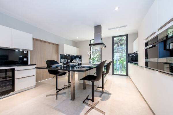 villa in Cannes : Rent this wonderful contemporary villa close to Cannes Center with 6 ensuite bedrooms. - Photo 18