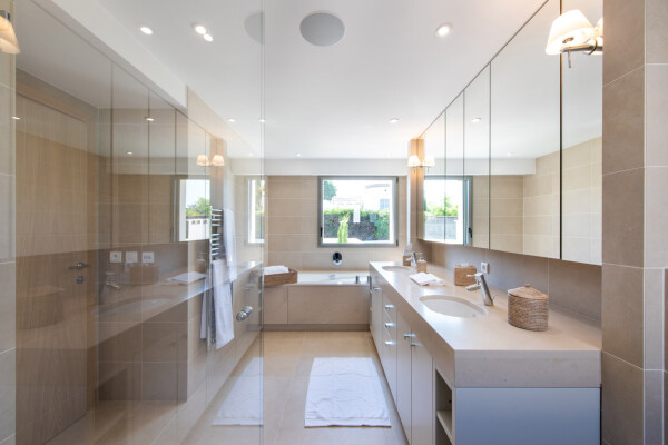 villa in Cap d'Antibes : Rent this modern villain a quiet domain in the heart of the Cap d'Antibes. - Photo 23