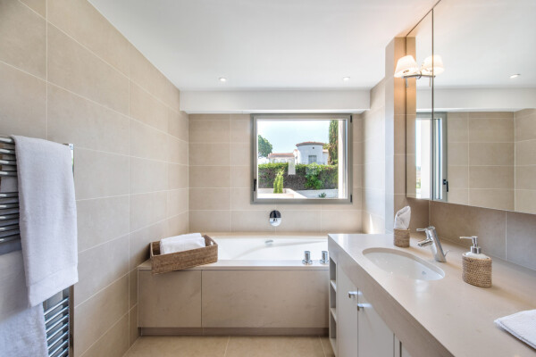 villa in Cap d'Antibes : Rent this modern villain a quiet domain in the heart of the Cap d'Antibes. - Photo 22