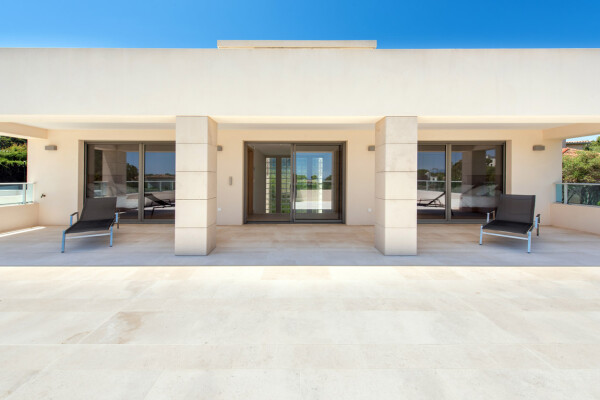 villa in Cap d'Antibes : Rent this modern villain a quiet domain in the heart of the Cap d'Antibes. - Photo 15
