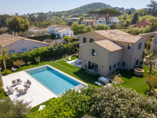 villa in St Tropez : Rent this contemporary villa close to the center with a modern decoration - Photo 21