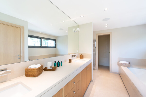 villa in Cannes : Rent this wonderful contemporary villa close to Cannes Center with 6 ensuite bedrooms. - Photo 25