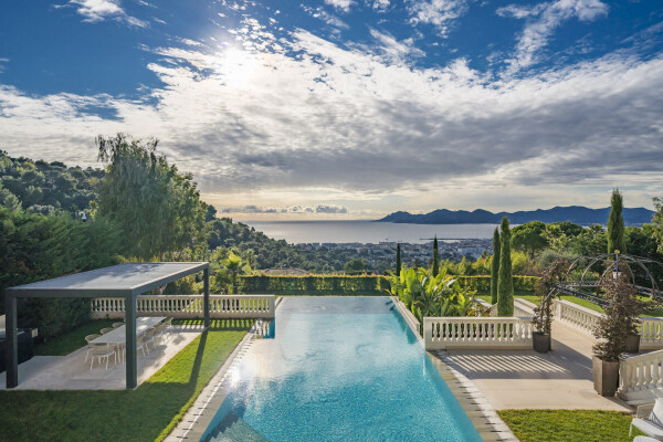 villa in Cannes : Stunning 9 bedroom mansion located in the hills of Cannes with incredible sea views - Photo 2