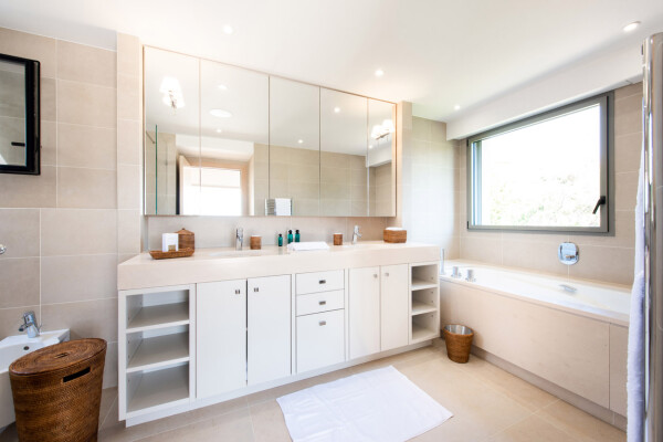 villa in Cap d'Antibes : Rent this modern villain a quiet domain in the heart of the Cap d'Antibes. - Photo 19