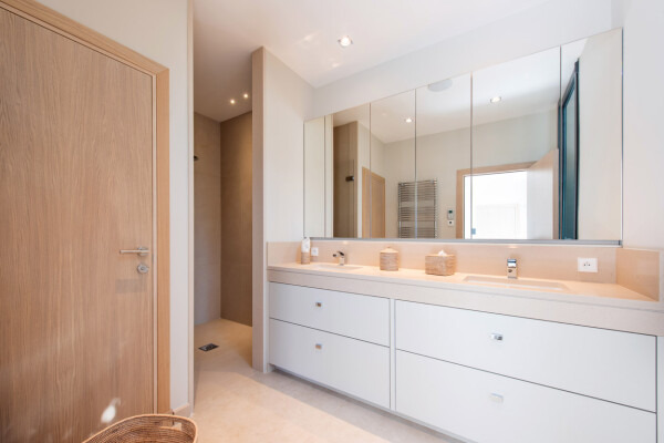villa in Cannes : Rent this wonderful contemporary villa close to Cannes Center with 6 ensuite bedrooms. - Photo 23