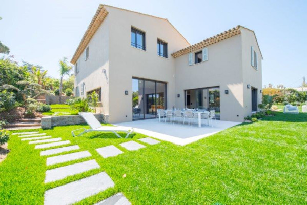 villa in St Tropez : Rent this contemporary villa close to the center with a modern decoration - Photo 0