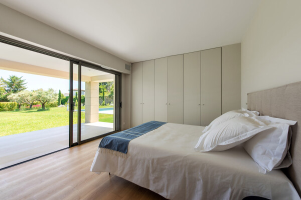 villa in Cap d'Antibes : Rent this modern villain a quiet domain in the heart of the Cap d'Antibes. - Photo 28