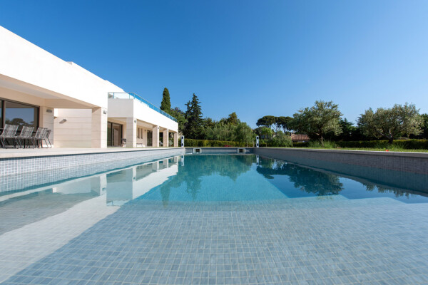 villa in Cap d'Antibes : Rent this modern villain a quiet domain in the heart of the Cap d'Antibes. - Photo 3