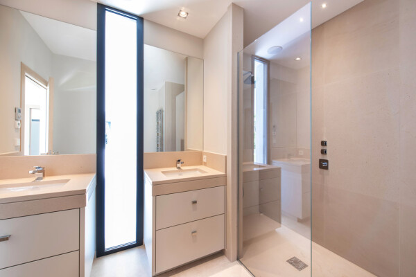 villa in Cannes : Rent this wonderful contemporary villa close to Cannes Center with 6 ensuite bedrooms. - Photo 29