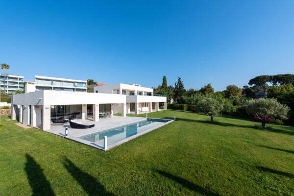 villa in Cap d'Antibes : Rent this modern villain a quiet domain in the heart of the Cap d'Antibes. - Photo 0