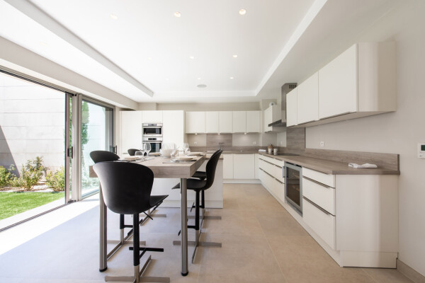 villa in Cap d'Antibes : Rent this modern villain a quiet domain in the heart of the Cap d'Antibes. - Photo 14