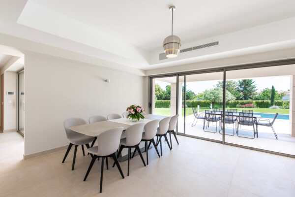 villa in Cap d'Antibes : Rent this modern villain a quiet domain in the heart of the Cap d'Antibes. - Photo 10