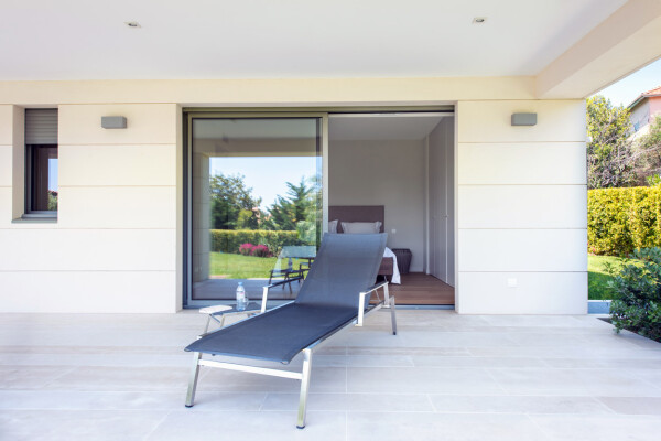villa in Cap d'Antibes : Rent this modern villain a quiet domain in the heart of the Cap d'Antibes. - Photo 27
