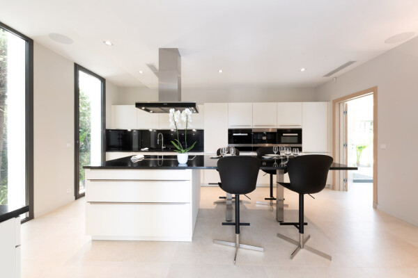 villa in Cannes : Rent this wonderful contemporary villa close to Cannes Center with 6 ensuite bedrooms. - Photo 20