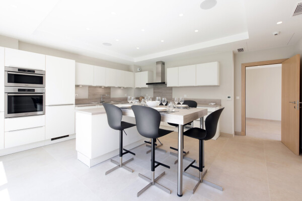 villa in Cap d'Antibes : Rent this modern villain a quiet domain in the heart of the Cap d'Antibes. - Photo 13