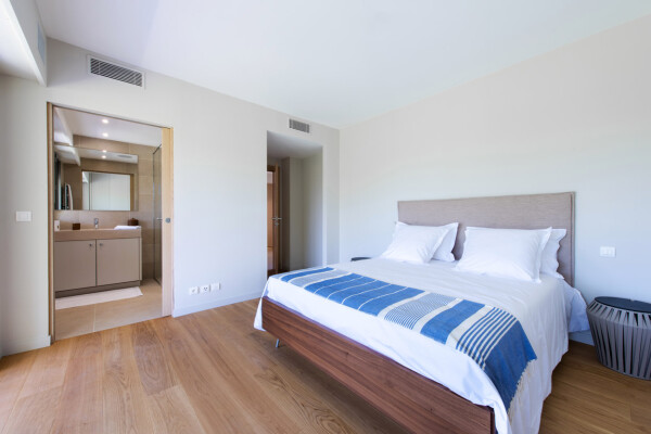 villa in Cap d'Antibes : Rent this modern villain a quiet domain in the heart of the Cap d'Antibes. - Photo 25