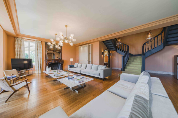 villa in Cannes : Rent stunning 10 bedroom property with incredible views over Cannes and the sea located in a huge garden of over 1 hectare of gardens - Photo 3