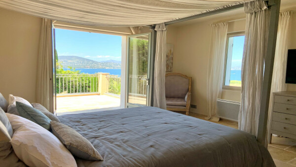 villa in St Tropez : Rent this stunning 5 bedrooms villa for 10 guests and with a breathtaking sea view of  Saint Tropez. - Photo 15