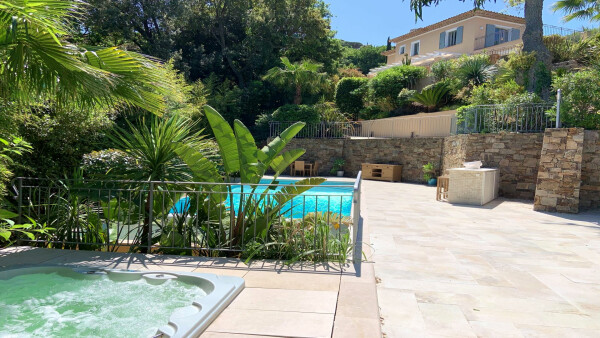 villa in St Tropez : Rent this stunning 5 bedrooms villa for 10 guests and with a breathtaking sea view of  Saint Tropez. - Photo 5
