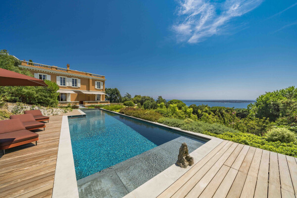 villa in Cannes : Rent stunning 10 bedroom property with incredible views over Cannes and the sea located in a huge garden of over 1 hectare of gardens - Photo 0
