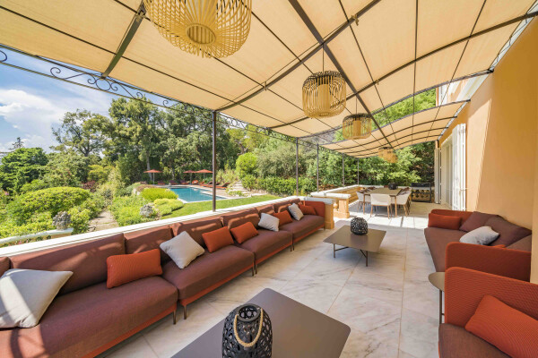 villa in Cannes : Rent stunning 10 bedroom property with incredible views over Cannes and the sea located in a huge garden of over 1 hectare of gardens - Photo 18