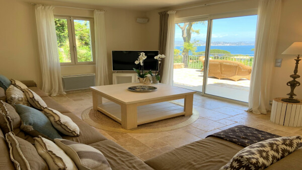 villa in St Tropez : Rent this stunning 5 bedrooms villa for 10 guests and with a breathtaking sea view of  Saint Tropez. - Photo 12