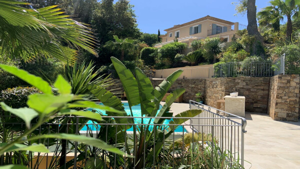 villa in St Tropez : Rent this stunning 5 bedrooms villa for 10 guests and with a breathtaking sea view of  Saint Tropez. - Photo 4