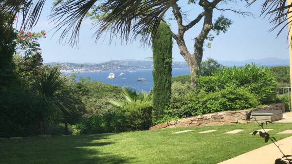 villa in St Tropez : Rent this stunning 5 bedrooms villa for 10 guests and with a breathtaking sea view of  Saint Tropez. - Photo 7