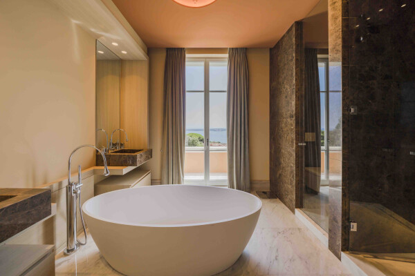 villa in Cannes : Rent stunning 10 bedroom property with incredible views over Cannes and the sea located in a huge garden of over 1 hectare of gardens - Photo 8