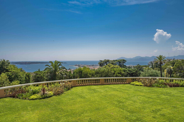 villa in Cannes : Rent stunning 10 bedroom property with incredible views over Cannes and the sea located in a huge garden of over 1 hectare of gardens - Photo 1