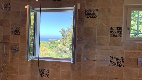 villa in St Tropez : Rent this stunning 5 bedrooms villa for 10 guests and with a breathtaking sea view of  Saint Tropez. - Photo 21