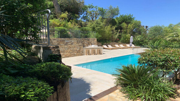 villa in St Tropez : Rent this stunning 5 bedrooms villa for 10 guests and with a breathtaking sea view of  Saint Tropez. - Photo 27
