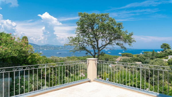 villa in St Tropez : Rent this stunning 5 bedrooms villa for 10 guests and with a breathtaking sea view of  Saint Tropez. - Photo 1