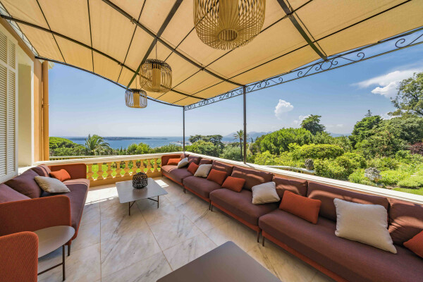 villa in Cannes : Rent stunning 10 bedroom property with incredible views over Cannes and the sea located in a huge garden of over 1 hectare of gardens - Photo 19