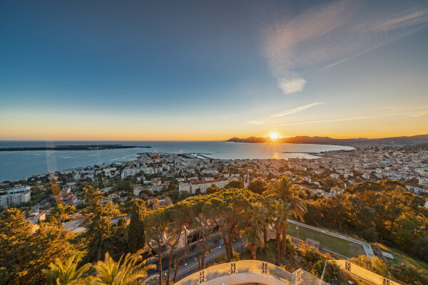 villa in Cap d'Antibes : Rent this lovely villa in a private and gated domain with 4 bedrooms and sea view. - Photo 0