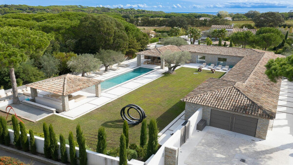 villa in  : Rent this charming villa located in les salins with 8 bedrooms. ( 7 for guests and one for staff) - Photo 0